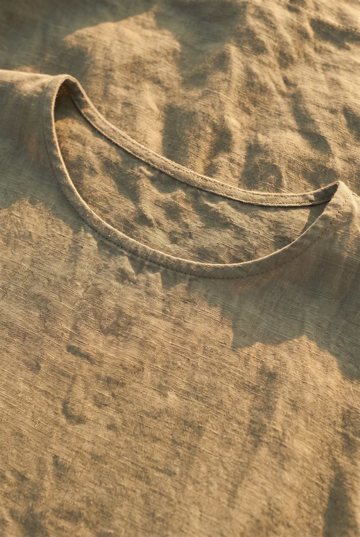 The Yarrow Mini, neckline detail
